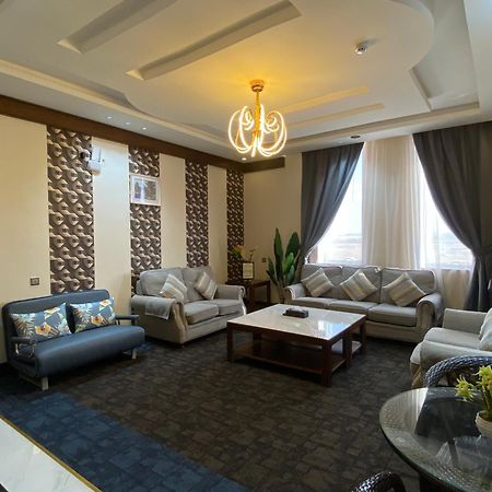 Aral Hotel Apartments 타부크 외부 사진