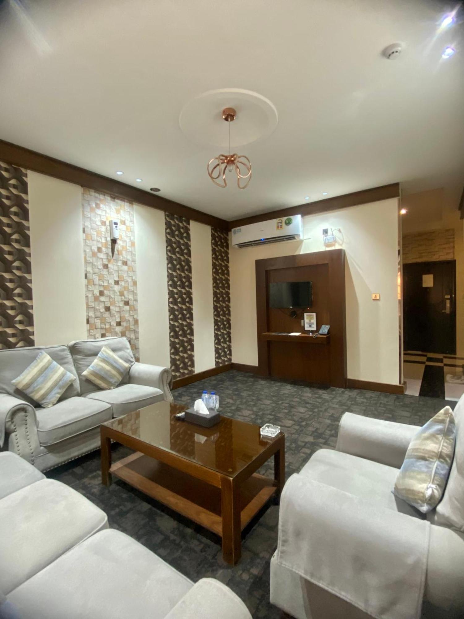 Aral Hotel Apartments 타부크 외부 사진